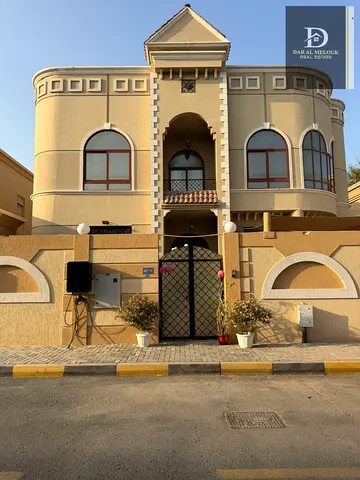 للبيع فى الشارقة   منطقة شرقان فيلا   سكنية موقع مميز  قريبة من جميع الخدمات 4قطعة من الشارع الرئيسي   وقريبة من كورنيش الشارقة   تملك مواطنين