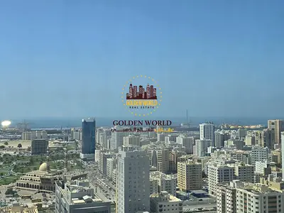 شقة غرفة ماستر وصالة في القاسمية بالشارقة بإطلالة بحرية مفتوحة ومطبخ واسع وخزائن حائط