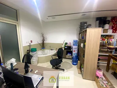 متجر مواجه للشارع | بلاتينيوم ون | إطلالة على الطريق