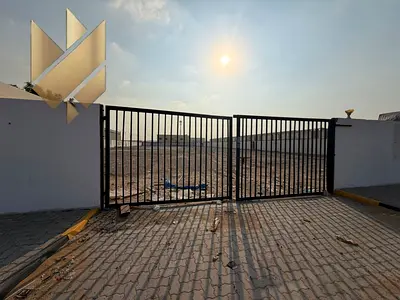 حوطه مفتوحه مساحه 35000 الف قدم مربع مع كهرباء وصرف صحي | 2 غرفه | حمام | 2 مكتب | مطبخ | شارع رئيسي | موقع مميز