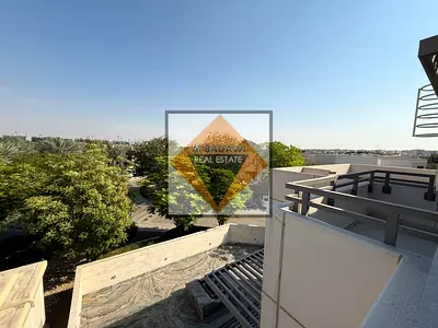 تاون هاوس مميز للبيع داخل كومباوند راقٍ يتمتع بالخصوصية والهدوء، مع حديقة كبيرة تحيط بها الأشجار من الجوانب لتوفر أجواء طبيعية رائعة ومساحة مثالية للر