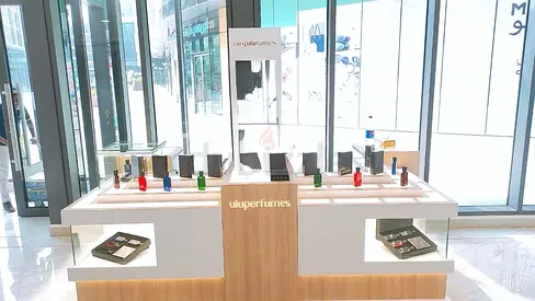 للبيع كشك عطور بتصميم أنيق ومميز ✨
مناسب للمولات والمعارض، وجاهز للاستخدام.