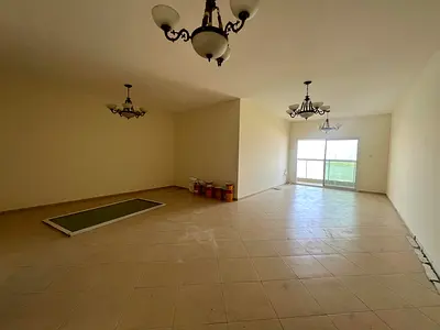 اطلالة بحرية | باركن مجاني + شهر مجاني + جيم + مسبح مجانا | ثلاث غرف وصاله مع بلكون و خزائن في الحائط + غرفة خادمة ماستر