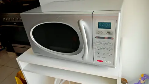 Silver microwave freestanding working, good condition Kenwood MW577