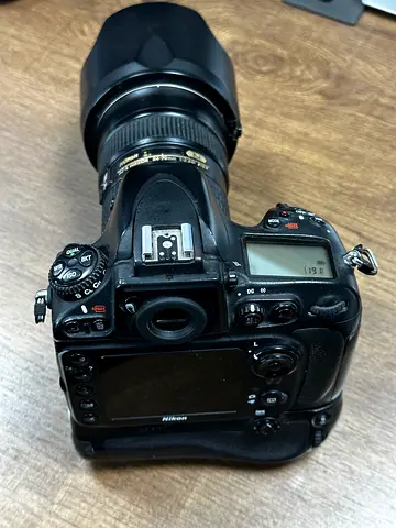 Nikon DSLR D800 body and Nikon 24 -70 f2.8 lens with boxes with original MB D-12 battery grip