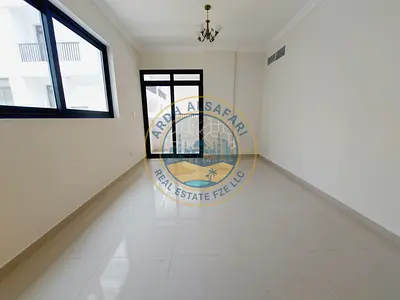 شقة جديدة تمامًا بغرفة نوم واحدة وصالة مع شرفة وحمامين وخزائن ملابس، بسعر 43 ألف فقط في موقع مثالي