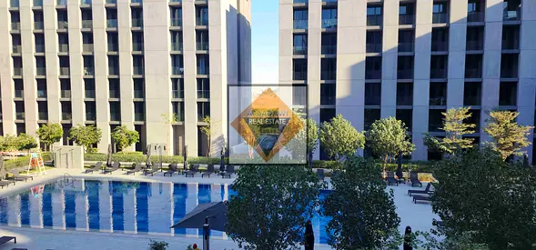 شقة فاخرة بإطلالة خلابة ومساحة ممتازة للإيجار في الشارقة منطقة الجادة طيراز