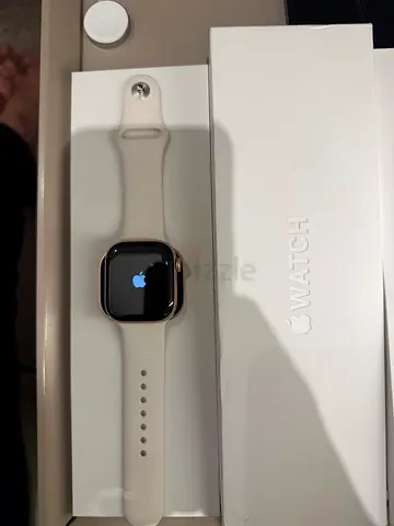 Apple Watch 2025 series 11 GPS 42mm- Rose Gold-almost brand new 11 months warranty Tdra version
