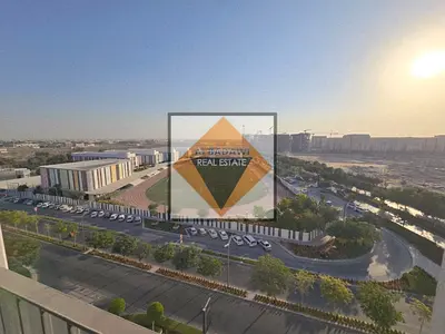 شقة مميزة غرفتين وصالة للبيع داخل كومباوند راقٍ بإطلالة مفتوحة ومباشرة على الملعب، تمنحك إحساسًا بالاتساع والراحة طوال اليوم ⚽🌿