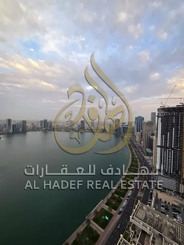 شقة مميزة 3 غرف وصالة بالمجاز 3 مع غرفة خادمة، مساحة واسعة وإطلالة بحرية، جيم ومسبح وباركن مجاني، تكييف على المالك، السعر 115,000 درهم.