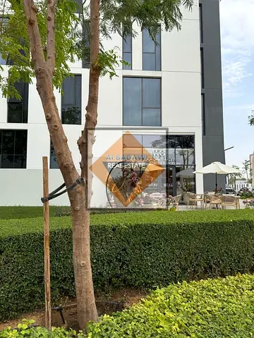 شقة غرفة وصالة جديدة تمامًا للبيع في مشروع الجادة الشارقة، مصممة بأسلوب عصري وحديث وتناسب السكن الشخصي أو الاستثمار.