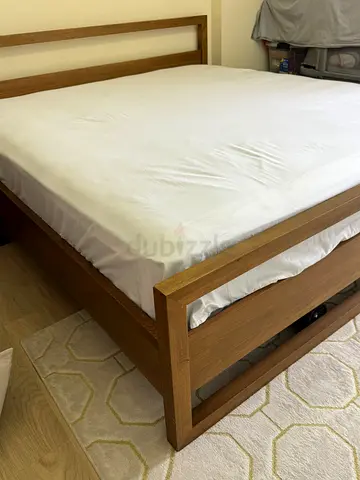Solid wood king size bed in an Excellent condition