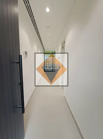 فيلا فسيحة مكونة من 2 غرفة نوم مع 4 حمامات وشرفتين وموقف سيارات مغطى ومنطقة حديقة