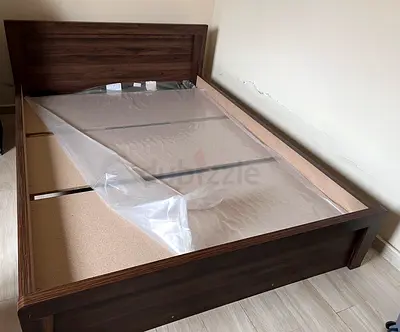 New Wooden bed frame queen size with headboard - Flawless condition, mattress not included