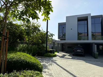 🏠 تاون هاوس للإيجار في روبينيا – مسار، Sharjah 🏠 وحدة كورنر مميزة داخل مجتمع راقي ومتكامل، مثالية للسكن العائلي.  ✨ تفاصيل العقار: • كورنر يونت 🏠 •