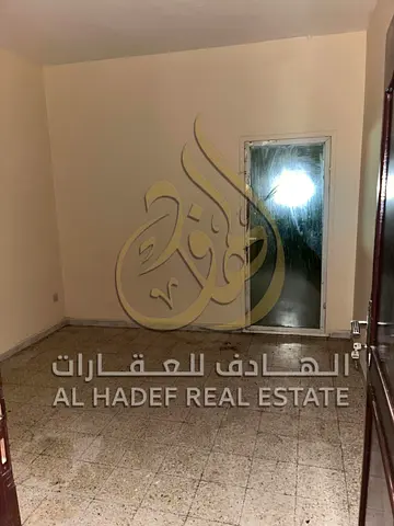 متاح للإيجار شقة مميزة في منطقة أبو شغارة بالشارقة، تتكون من غرفتين نوم وصالة، مناسبة لعقد شيرينج صريح للعزاب، مما يجعلها خيارًا مثاليًا للأفراد الباح