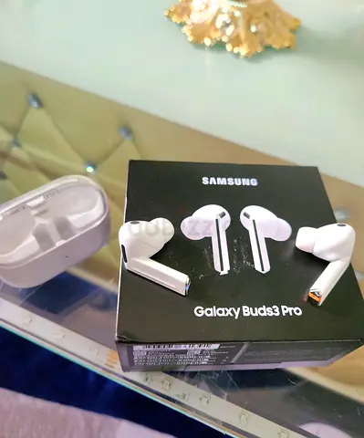 Samsung Galaxy Buds3 Pro (White) - Used, with Charging Case