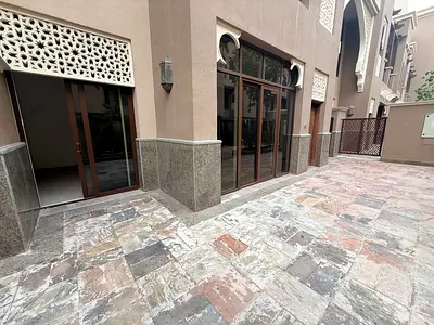 فيلا داخل كومباوند/ قرب كورنيش الحيرة/ 4 غرف ماستر/تشطيب حديث/مساحات واسعه/غرفه خادمه ماستر/موقع رائع