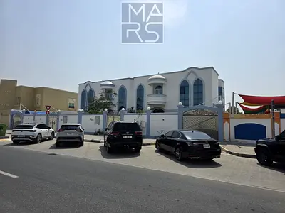 فيلا فاخرة للإيجار في منطقة العزرة، تتكون من 4 غرف نوم وحديقة مُنسقة