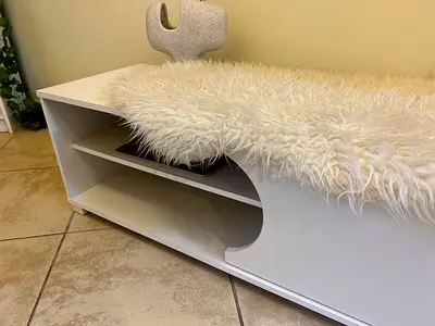 White TV table/media unit with open shelves - excellent condition (free rug and free decor)