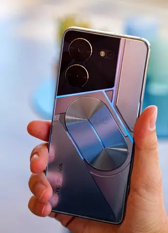 Selling my Tecno Pova 5 pro 5G 256Gb / 68 Watt charging Phone (Silver, Good Condition)