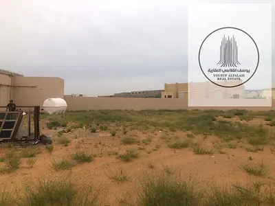 للإيجار – حوطة مع معرض ومكاتب في أم القيوين | مساحة ضخمة ومواصفات متكاملة للأعمال