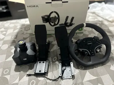 Moza r3 racing steering wheel brand new just used for 4 days