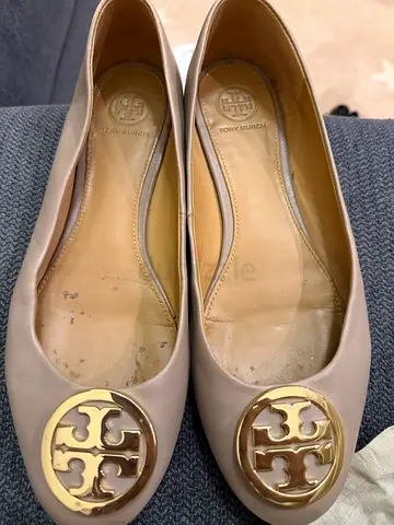 Tory pumps