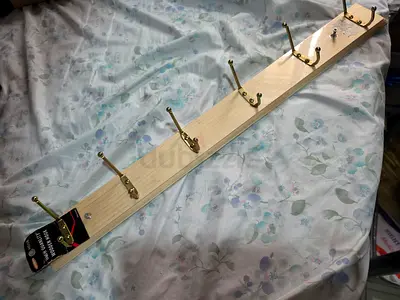 Wooden wall-mounted coat rack with 6 brass hooks