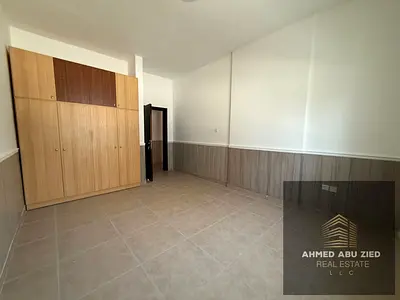 أكبر غرفة وصالة للإيجار السنوي – عجمان الروضة 2 | غرفة ماستر | 2 حمام | بلكونة | خزائن حائط | تكييف سبليت | 30,000 | 4 دفعات | تأمين شيك