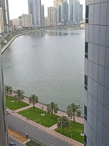 بدون عموله للبيع شقه  غرفتين وصاله مع بلكون بالمطبخ وموقف سياره بمنطقة المجاز بكورنيش المجاز بدون عموله
