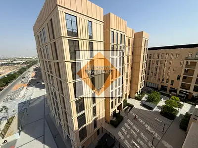 شقة عصرية للبيع غرفة وصالة مع حمامين | مساحة 576 قدم مربع | موقع مميز في Al Mamsha مبنى RB4