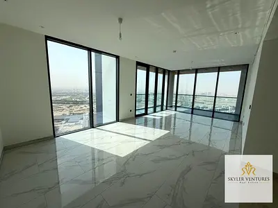 شقة واسعة بأربع غرف نوم + غرفة للخادمة | أكبر تصميم | طابق مرتفع | معيشة فاخرة