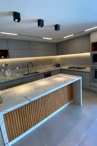 Modern marble-effect kitchen island with wood-slat front