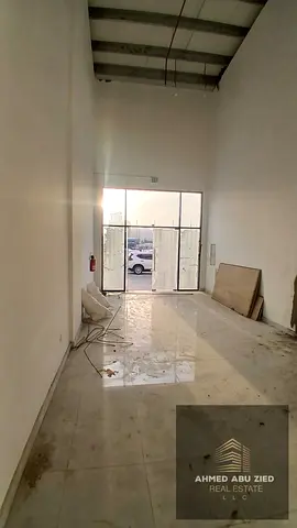 محل للإيجار في الراشدية 1 على الشارع مباشرة بجوار نادي عجمان – موقع حيوي ومساحة مناسبة