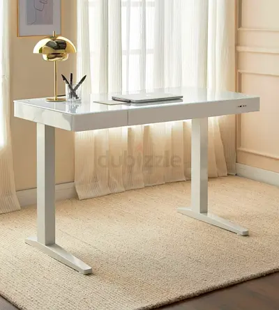 White desk — Excellent Condition (Trooper Smart Desk - Home Center)