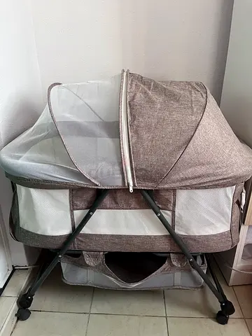 Portable baby bassinet with canopy and mesh