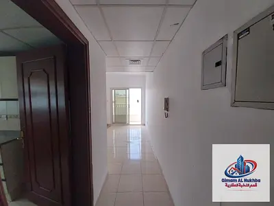 أجمل وأكبر مساحة شقة غرفة وصالة في الشارقة، مع بلكونة بإطلالة مفتوحة، وتكييف وغاز مركزي .