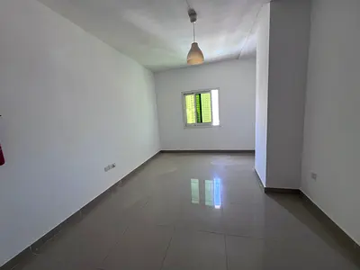 استديو مميز بمساحة كبيرة وتشطيبات ممتازة في الراشدية 3 بجوار أبراج عجمان وان موقع حيوي وخدمي طوال اليوم وسهل المخرج للشارقة ودبي