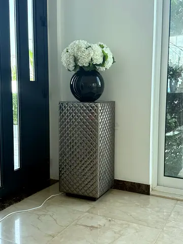 Piedestal with vase and flowers