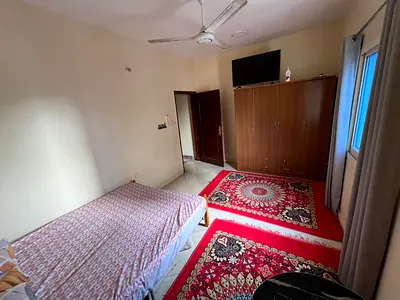 شقة مميزة بموقع حيوي في الروضة 1 قريبة من كنز مول وعلى مخرج شارع الشيخ محمد بن زايد مناسبة للعائلات أو الأفراد وتوفر راحة وسكن عملي