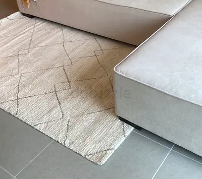 Rug - white with geometric light grey lines