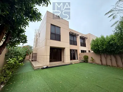 عرض مميز - منزل 4 غرف نوم، وحدة زاوية بجوار الحديقة