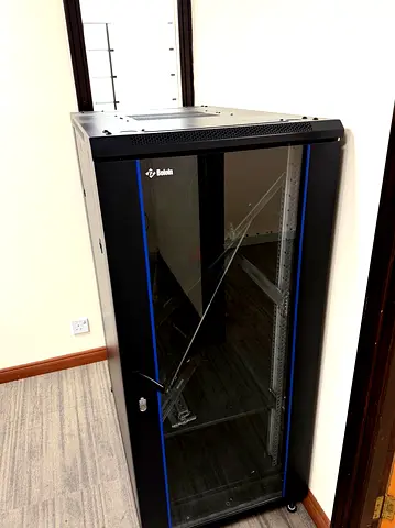 32U Server Rack Cabinet for Sale – Excellent Condition