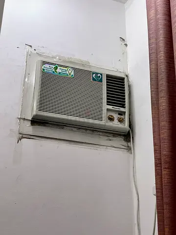 Used window air conditioner (wall-mounted)