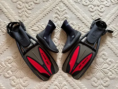 Pair of dive/snorkel fins with neoprene booties (used)