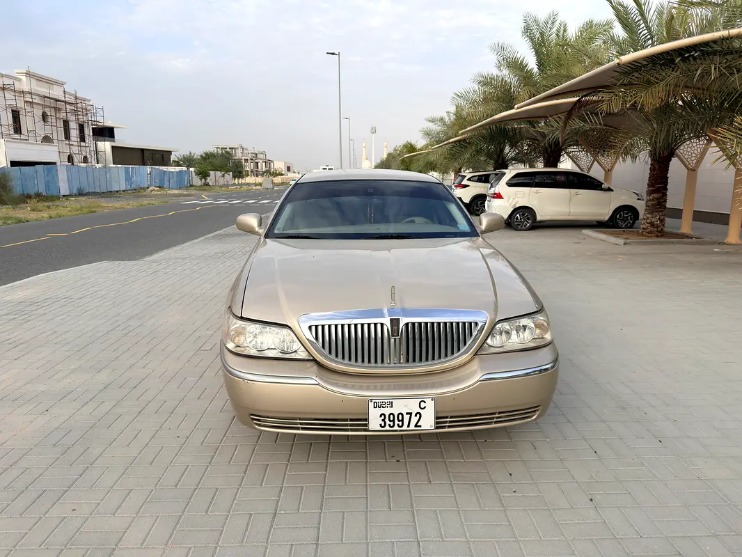 Lincoln Town Car 2006 — photo 1 of 8