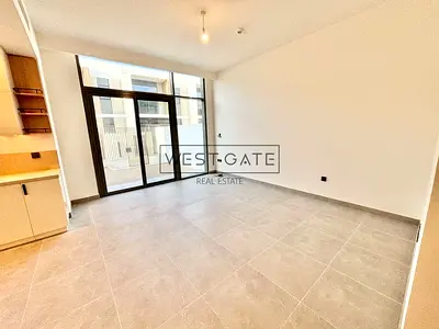 فيلا من 4 غرف نوم | مناظر متعددة | إمكانية الوصول إلى الشرفة والفناء