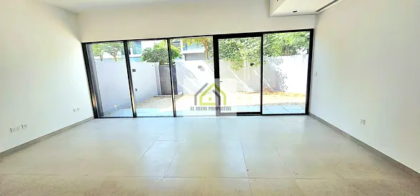 Corner Townhouse - 3 Beds for Rent Masaar - Ready