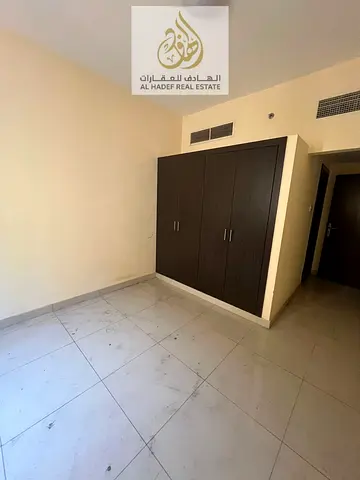 غرفتين وصالة بالقرب من مدرسة الحكمة – موقع مميز + مواقف أسفل البناية – النعيمية 1، عجمان